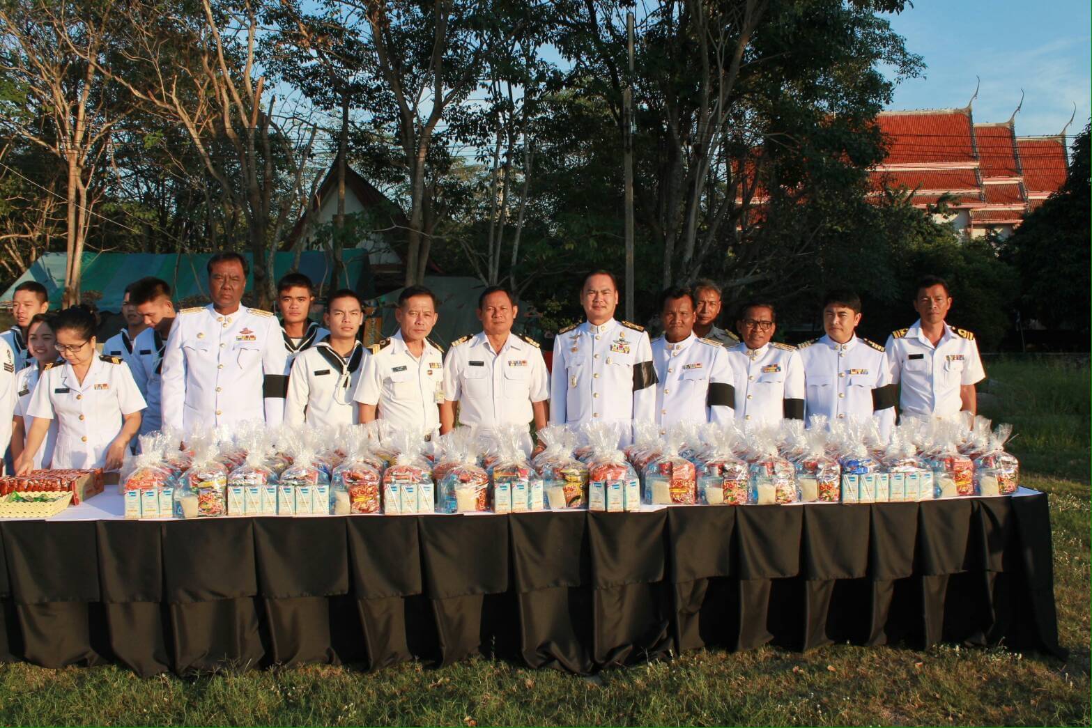 ศกยท.กชส.ฯ ร่วมกับ อบต.บางสมบูรณ์ ตักบาตรข้าวสารอาหารแห้ง
